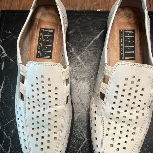 Off white Leather flats. EUC - Picture 1 of 6
